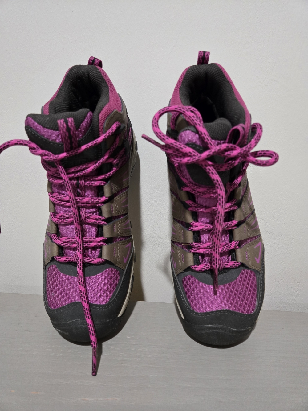 KEEN Waterproof Women’s Pink and Gray Trail Hiking Shoes *NWOT* - Picture 3 of 5